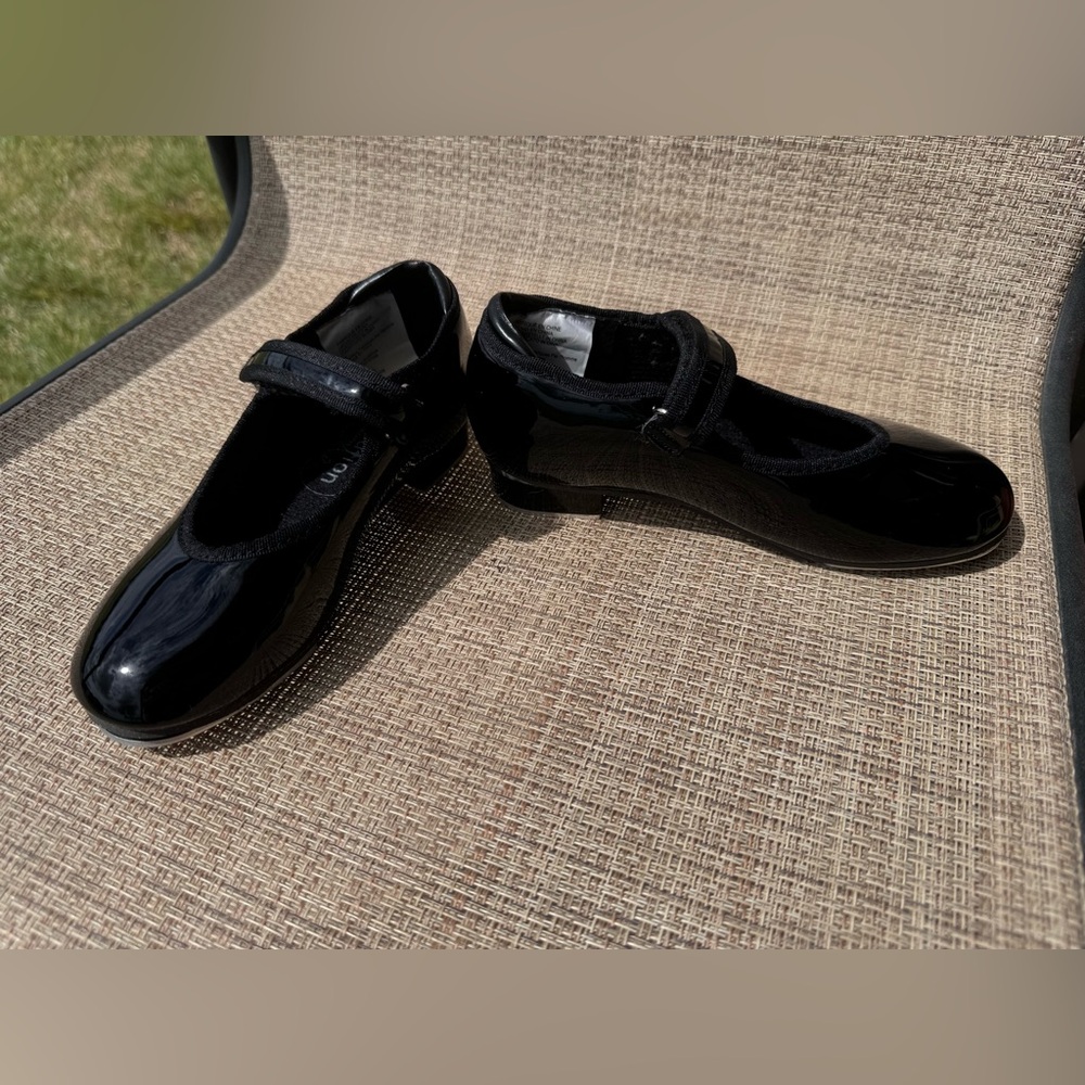 Girls black tap shoes. Size: 13.5 (child/little kid/toddler).